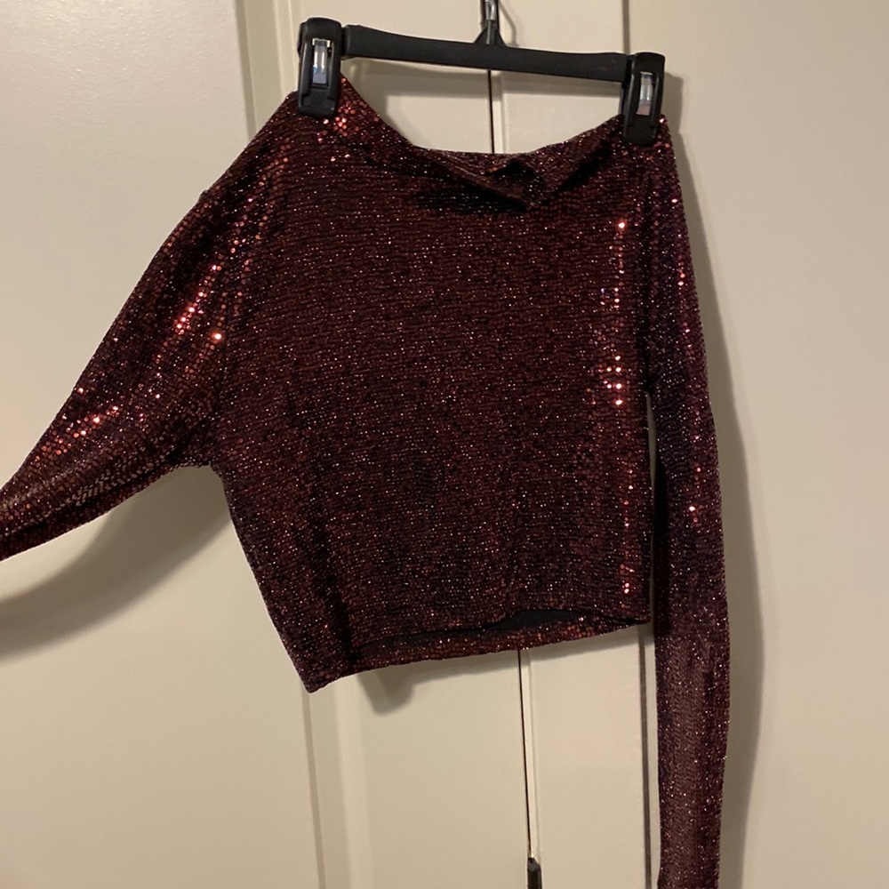 I’m selling a set that is maroon and is good for parties and going out.